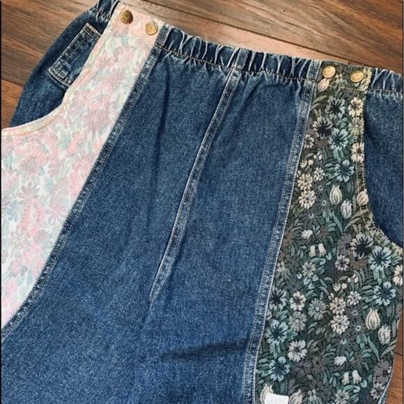 **Host Pick**Guess Vintage Ultra High Waist Mom Jeans with Tapestry Pockets - Picture 6 of 15